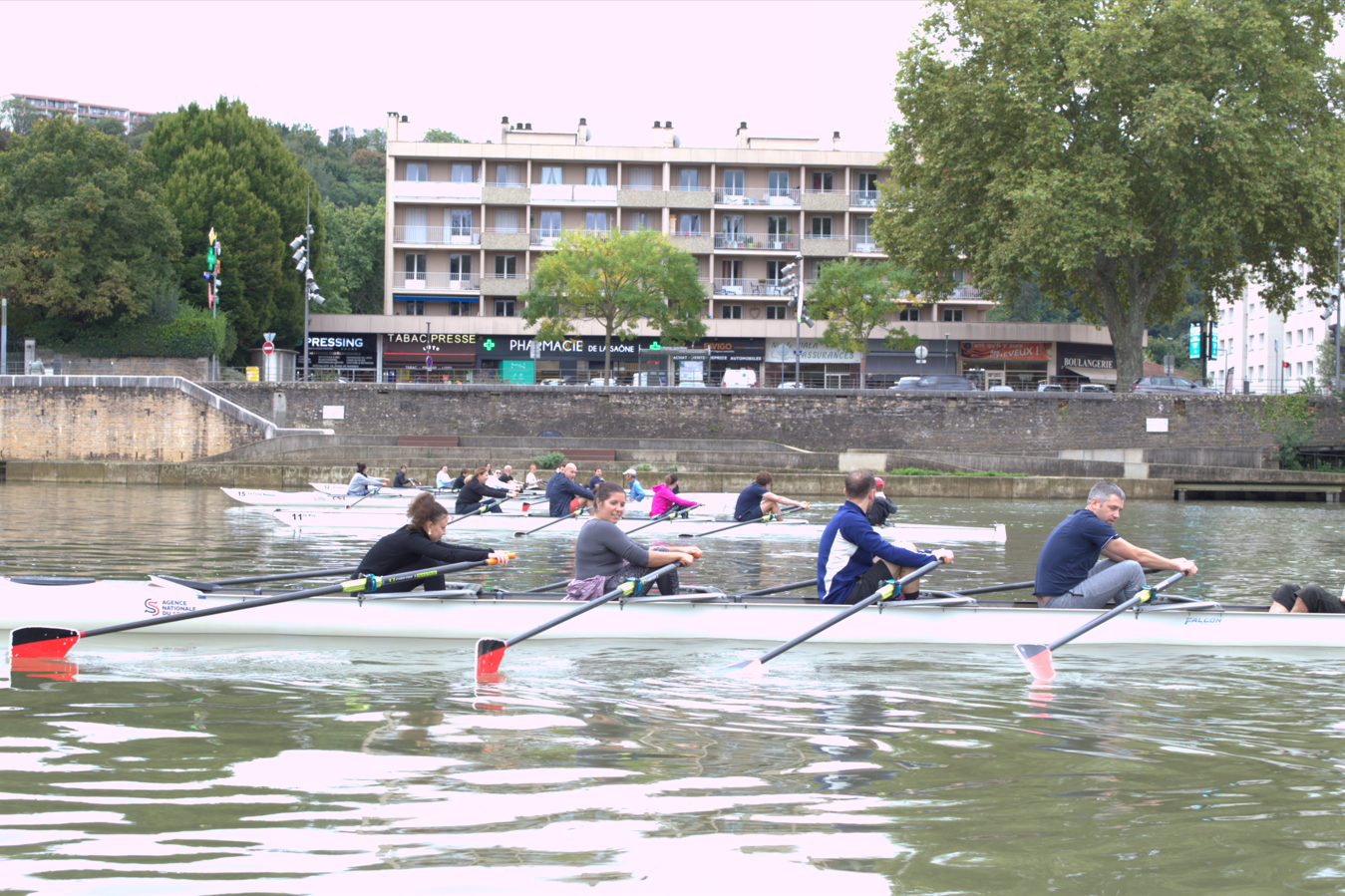 Un groupe de collaborateurs faisant une course en aviron