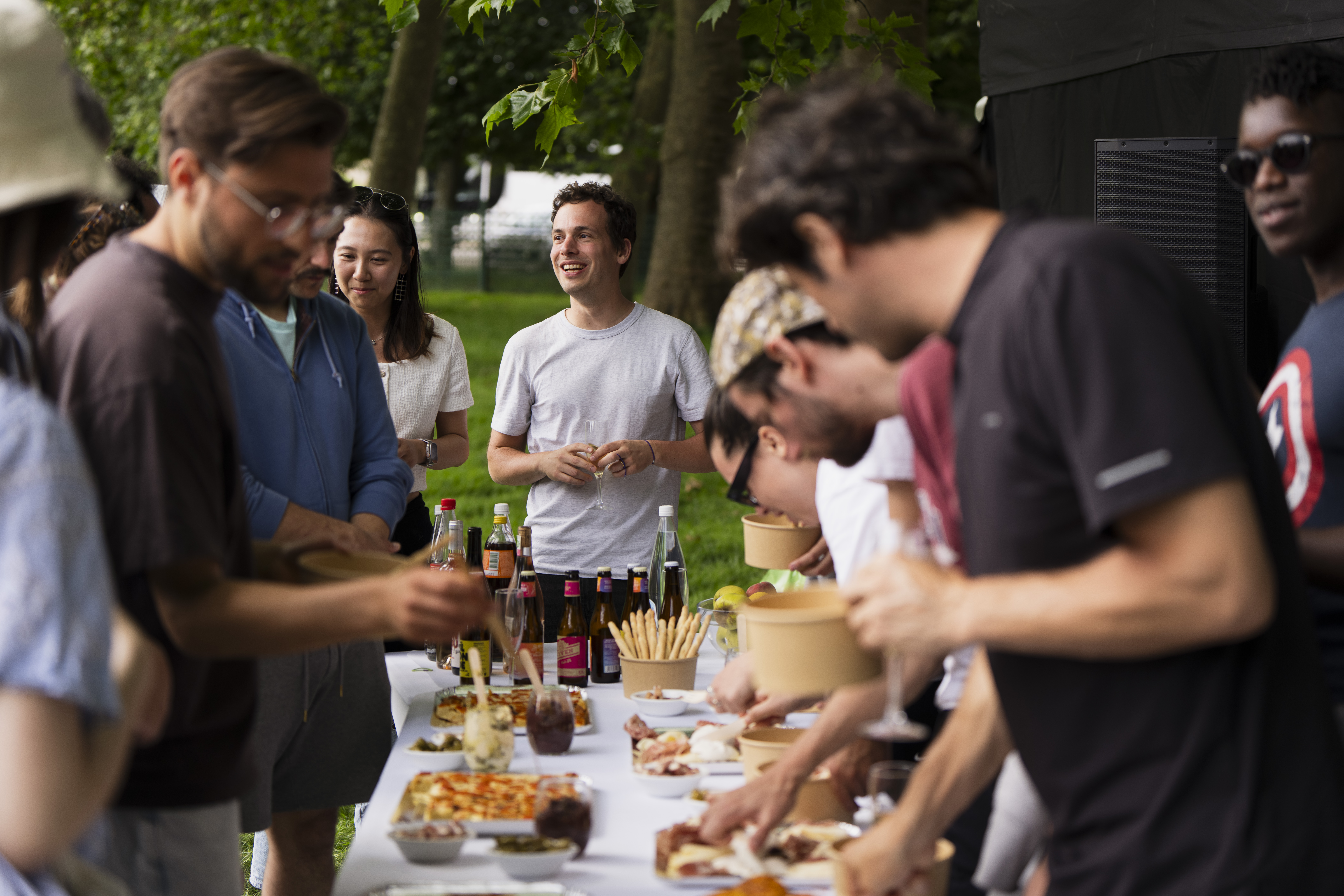 Un groupe de collaborateurs partageant un apéritif en pleine nature