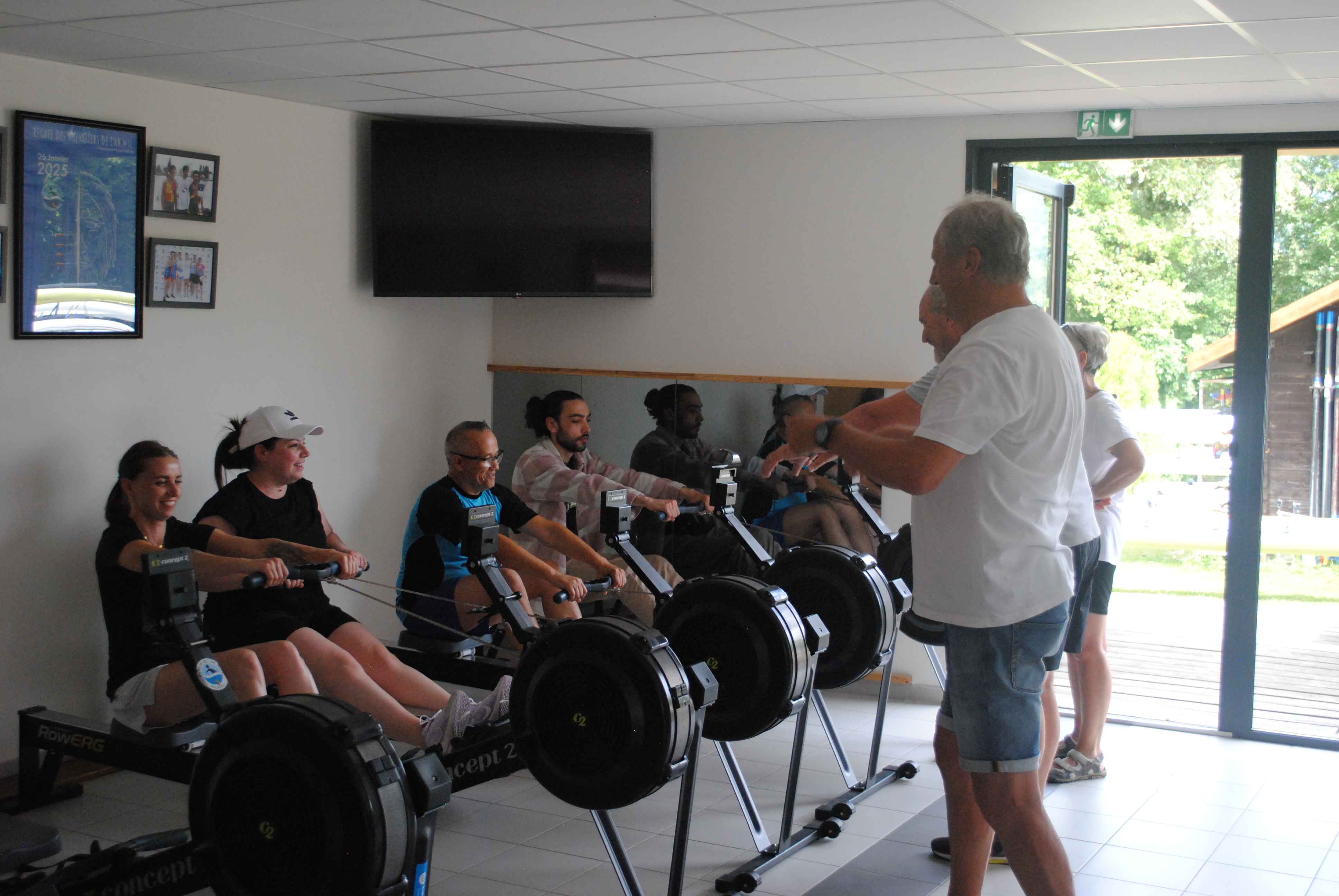 Des collaborateurs s'entrainant avant de faire de l'aviron