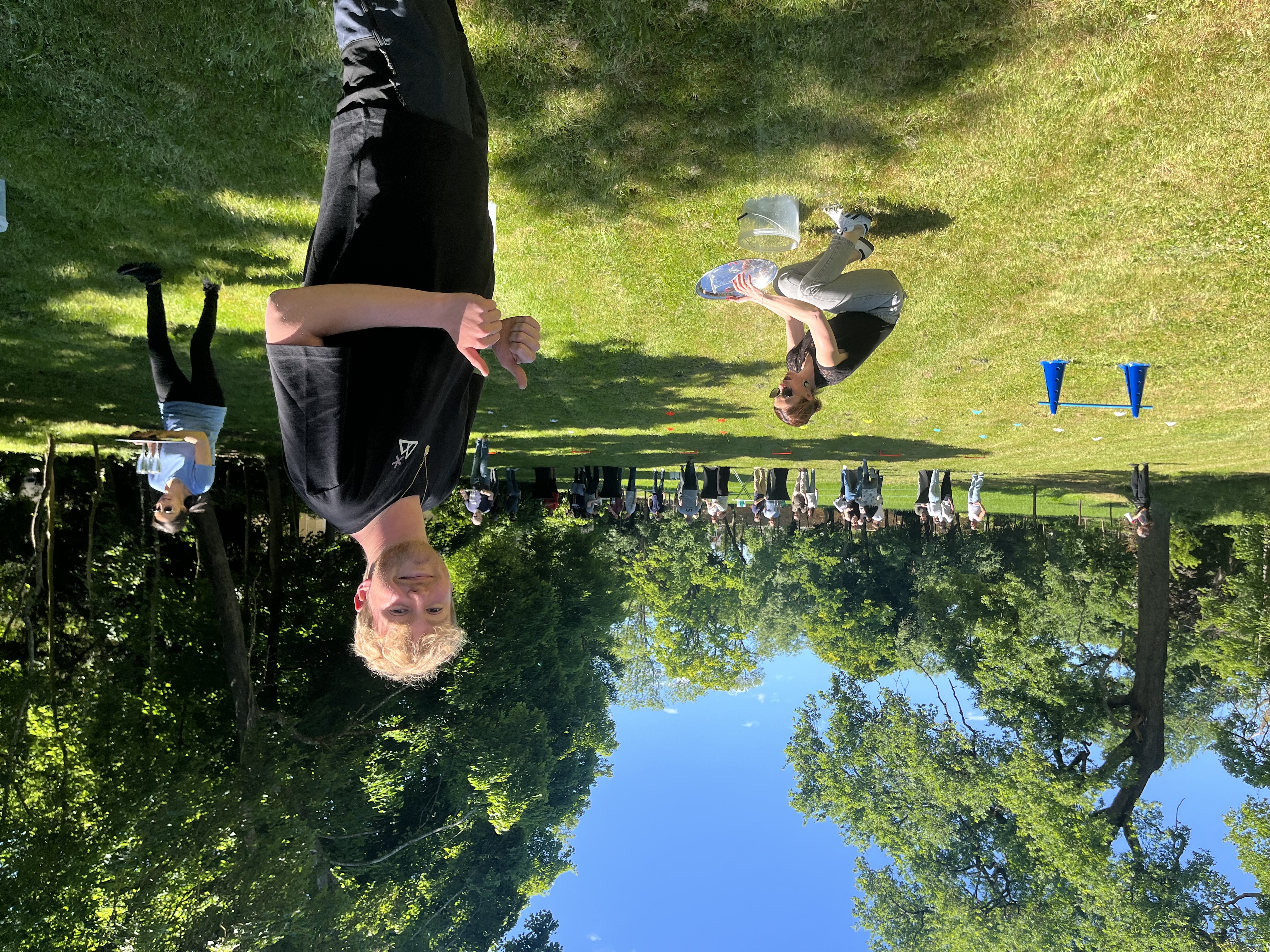 Nathan pose devant les collaborateurs faisant un jeu de cohésion