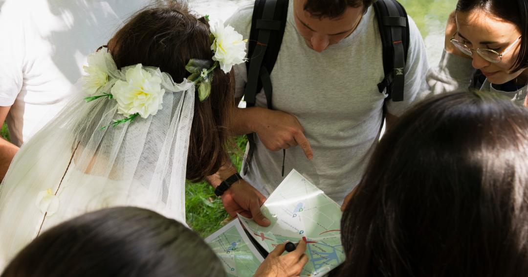 Un groupe de collaborateurs étudient une carte pour retrouver un trésor