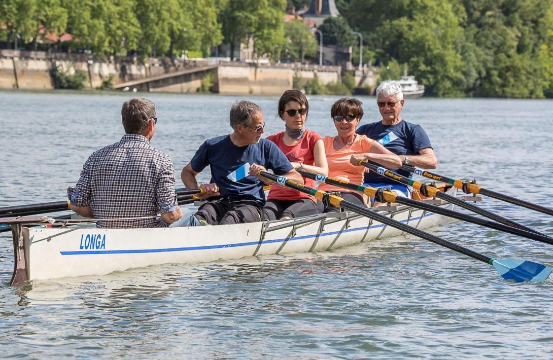 Un groupe de collaborateurs faisant de l'aviron